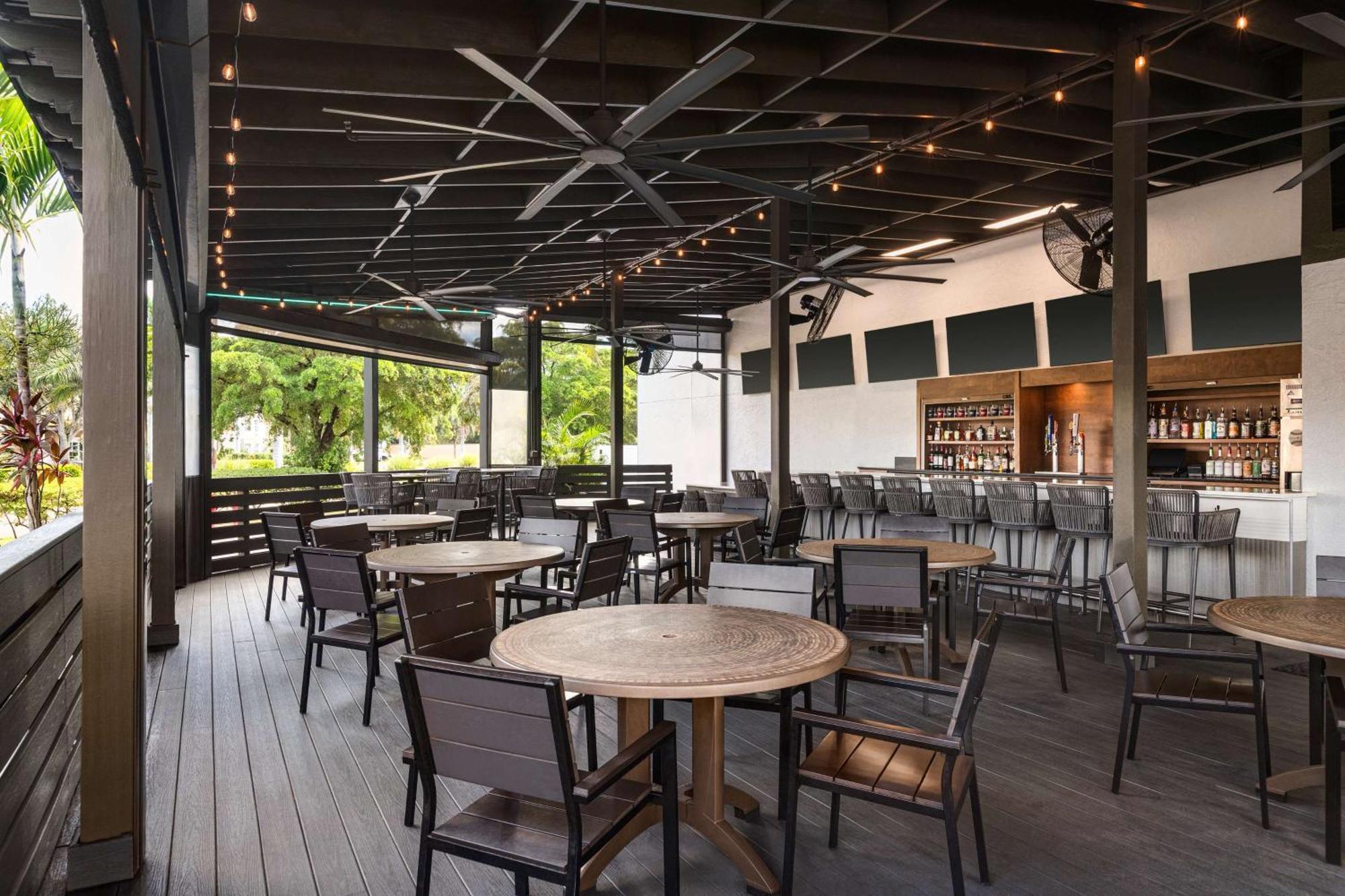 Doubletree By Hilton Fort Myers At Bell Tower Shops מראה חיצוני תמונה